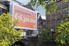 804747 Afbeelding van een reusachtige reclame voor de Staatsloterij aan een steiger tegen de voorgevel van het Stadhuis ...